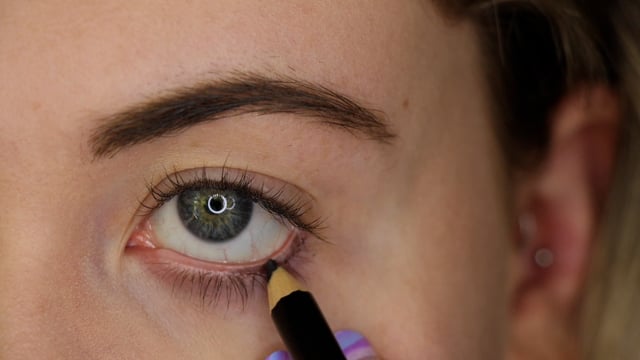 How to Apply Eyeliner Luxury by Sofia
